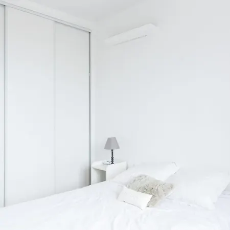 For 3 Overlooking The Eiffel Tower Apartment