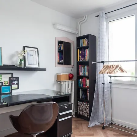 Apartment For 3 Overlooking The Eiffel Tower