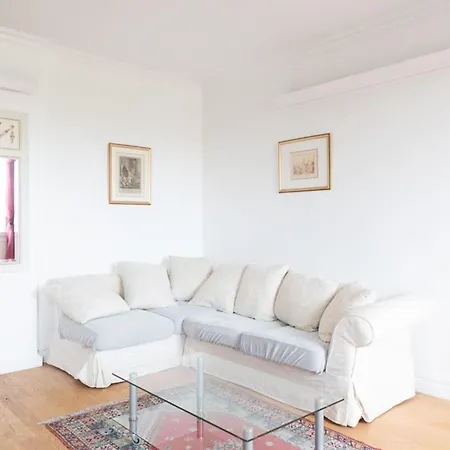Apartment For 3 Overlooking The Eiffel Tower *